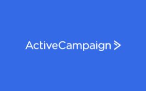 Logo de ActiveCampaign sobre fondo azul, utilizado para representar la plataforma de automatización de marketing y CRM.