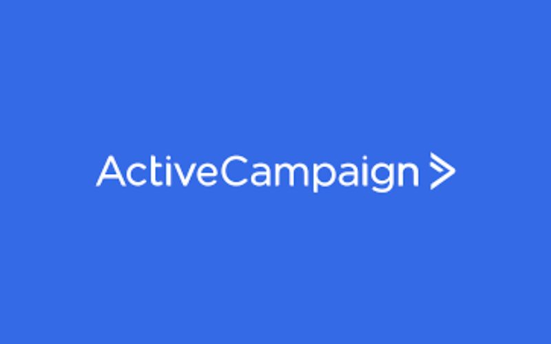 Logo de ActiveCampaign sobre fondo azul, utilizado para representar la plataforma de automatización de marketing y CRM.